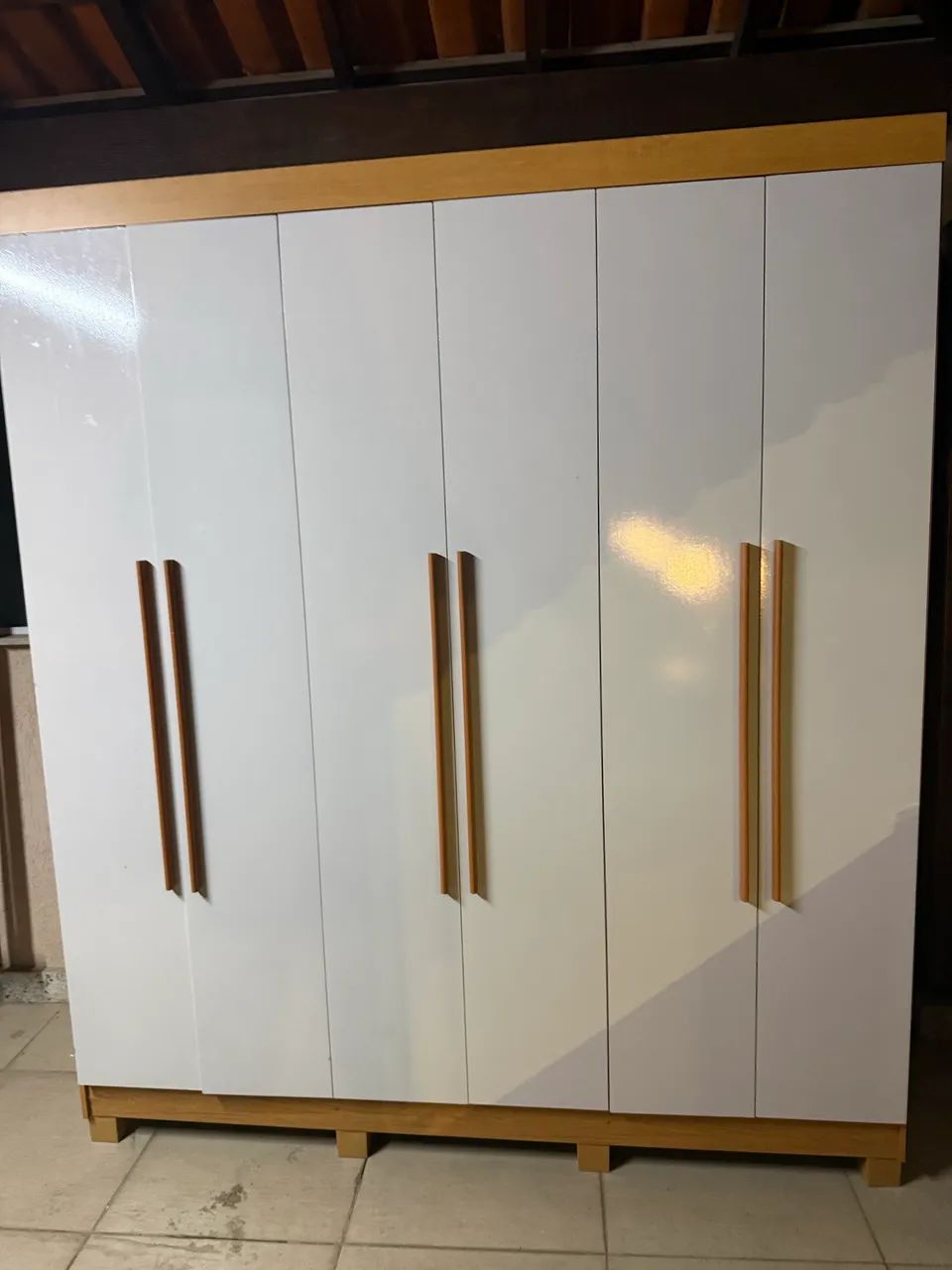 LINDO GUARDA ROUPA SEM DETALHES 