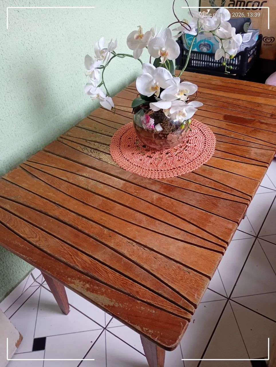 Mesa de madeira sem cadeiras. - Foto 4