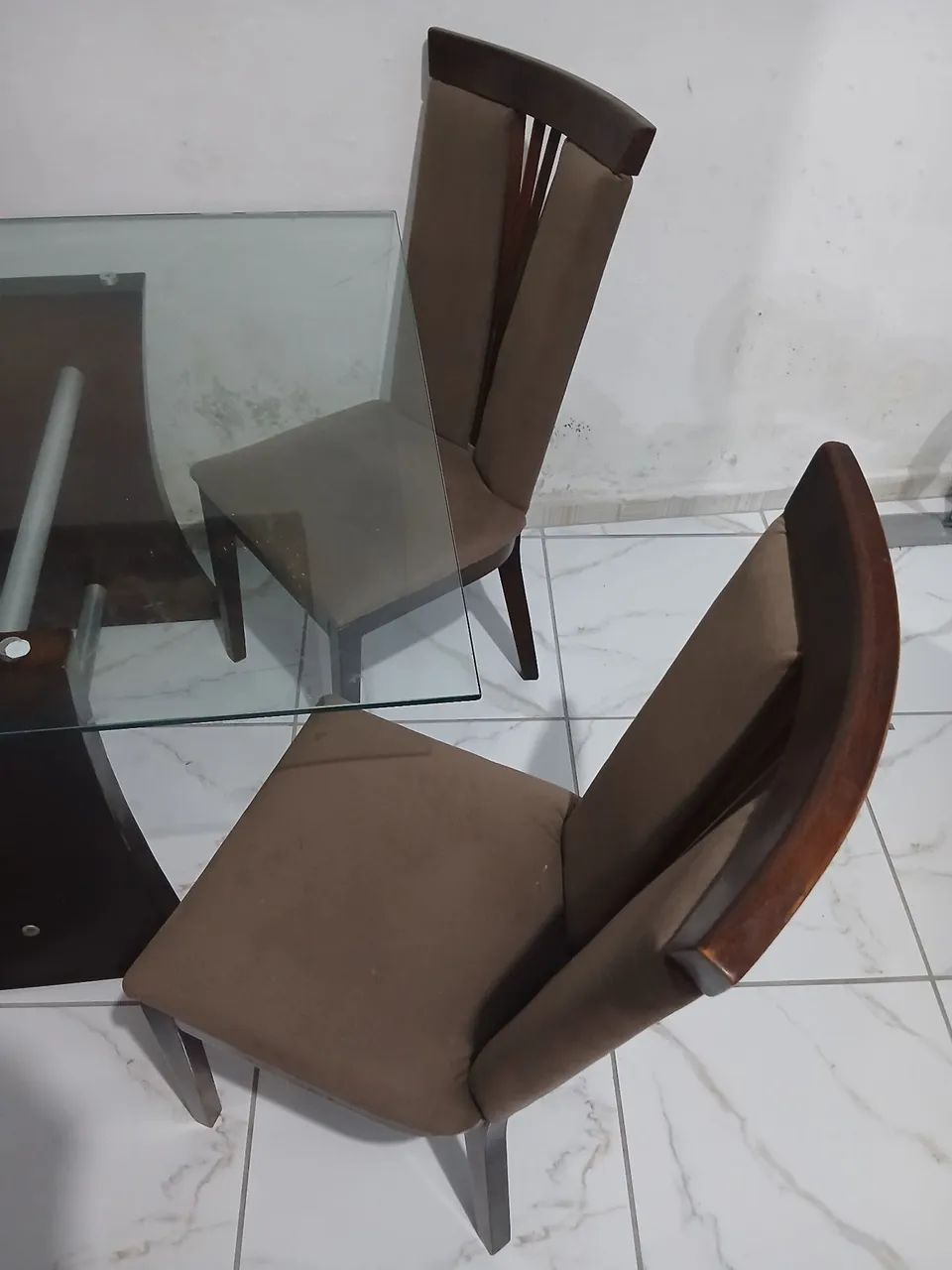 Mesa de madeira, com tampo de vidro com 4 cadeiras - Foto 3