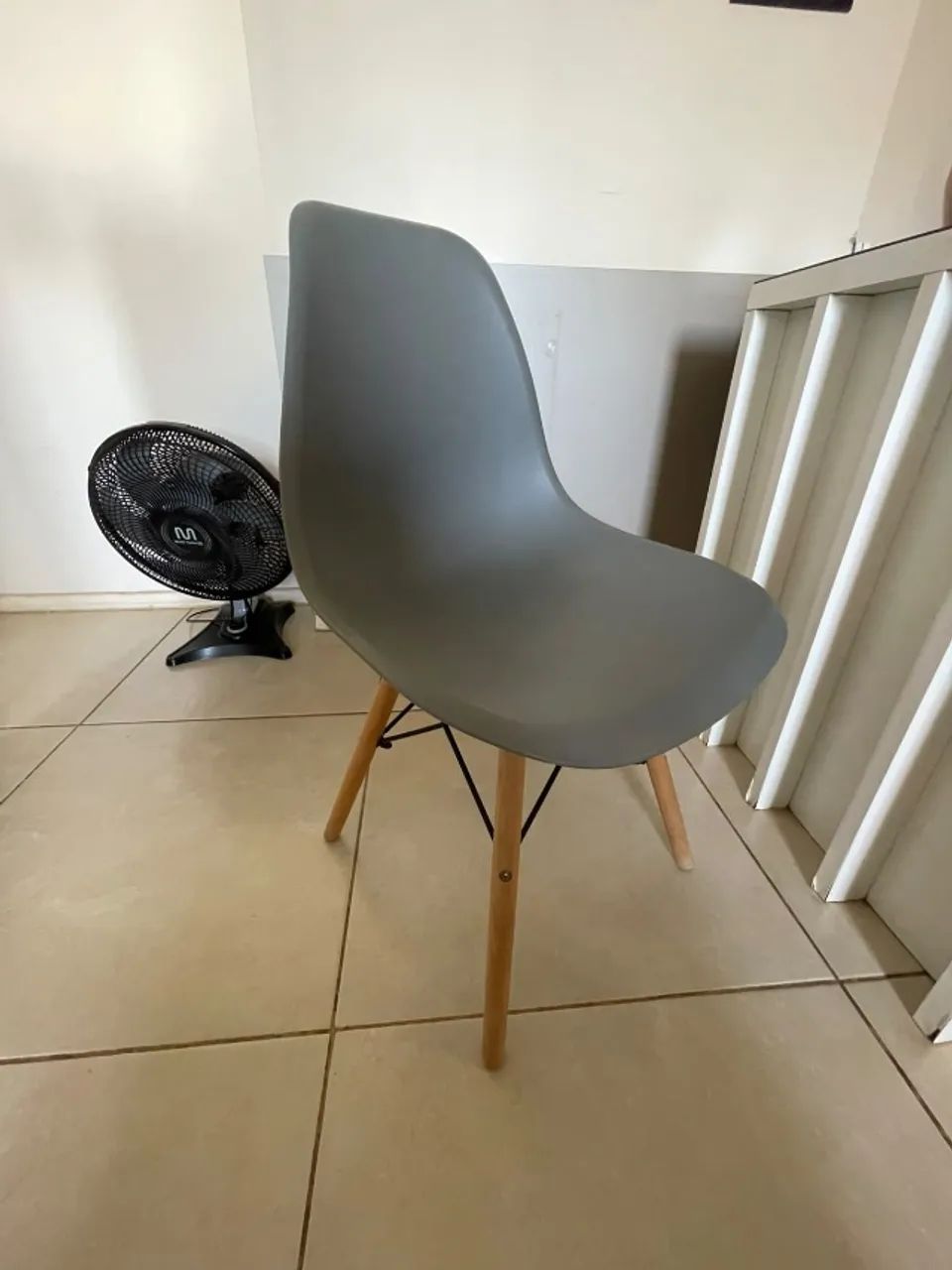Cadeira Charles Eames Eiffel Cinza - Pés de Madeira (Excelente Estado) - Foto 3