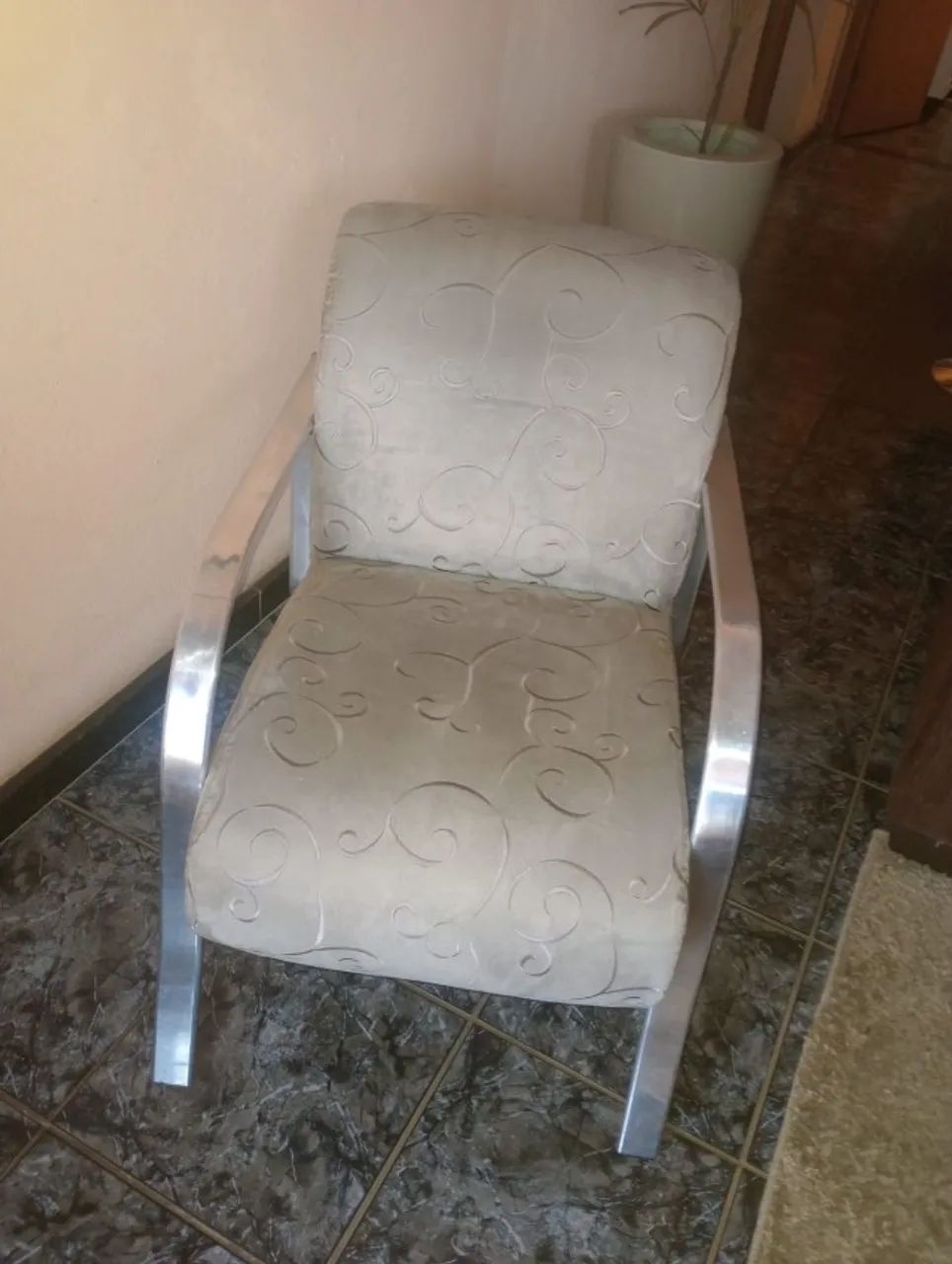 Poltrona Estofada com Braços e Estrutura Metálica - Foto 4
