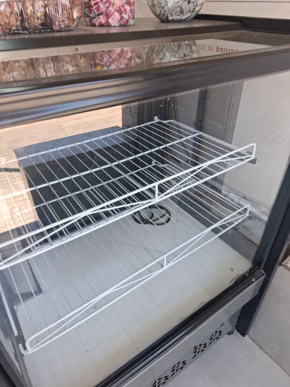 Balcão vitrine refrigerador para tortas e bebidas. Polar - Foto 3