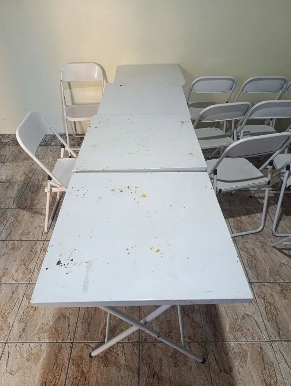 Vendo mesa com cadeiras 