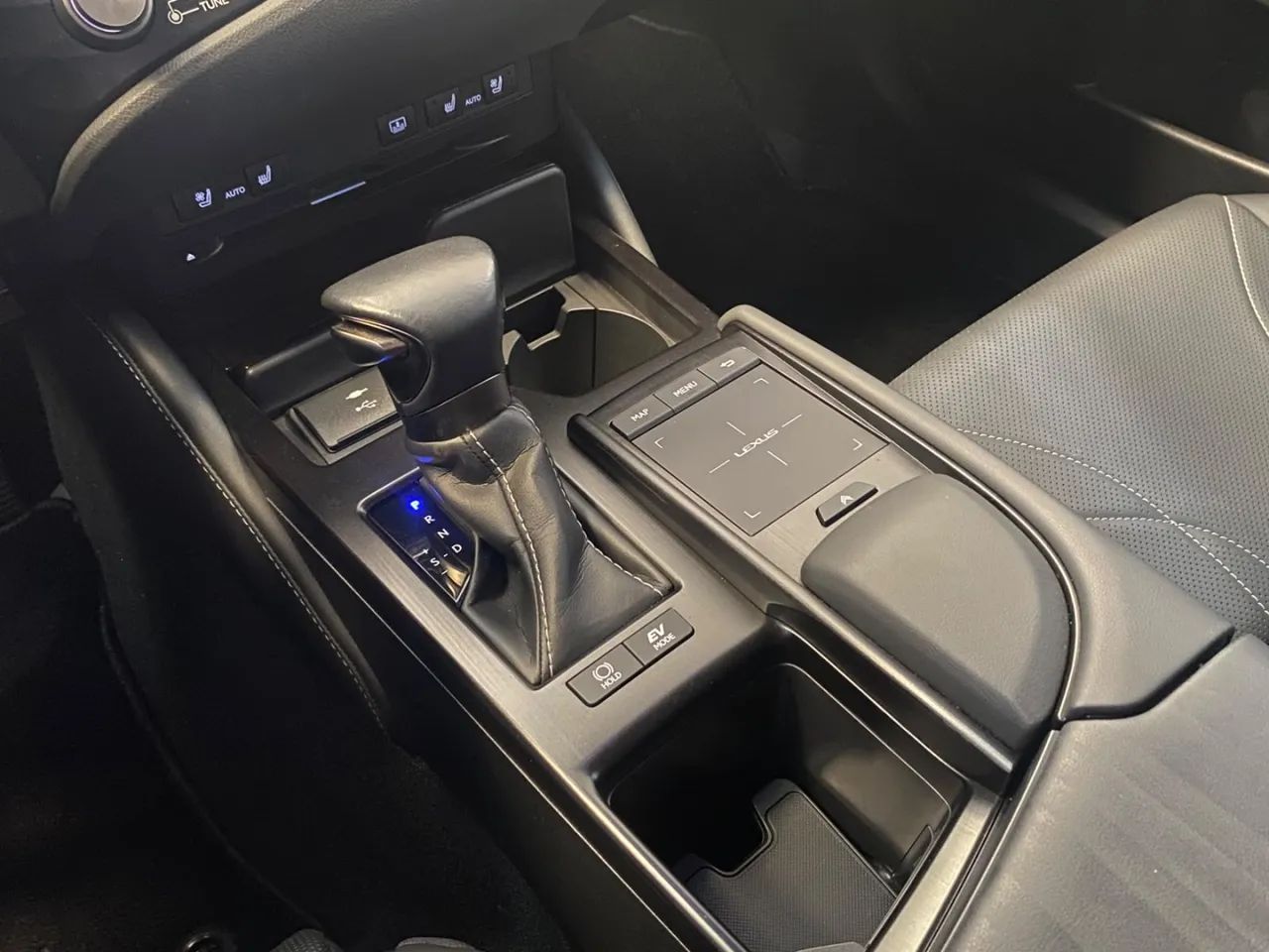 Lexus ES300h ES-300H ES300h 2.5 16V Aut. (hybrid), foto 16 de 20