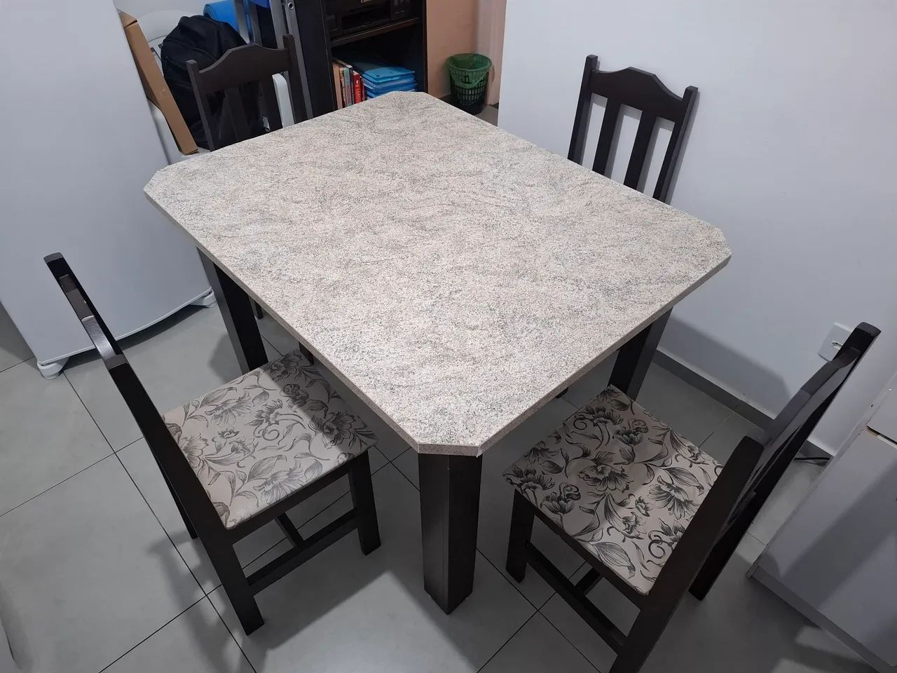 Mesa com 4 cadeiras 