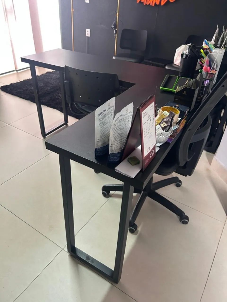 Mesa/Prateleiras/Cadeiras  - Foto 3