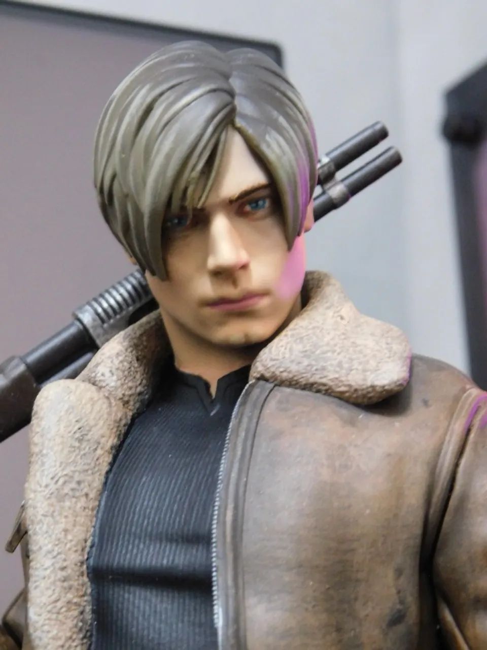 Action Figure Leon Kennedy Resident Evil  - Foto 3