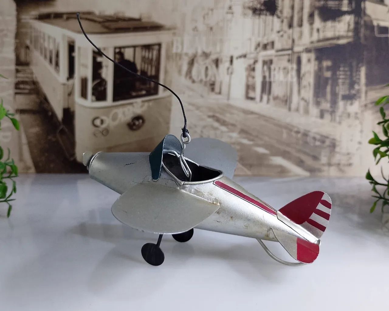 Miniatura Vintage de Avião em lata.