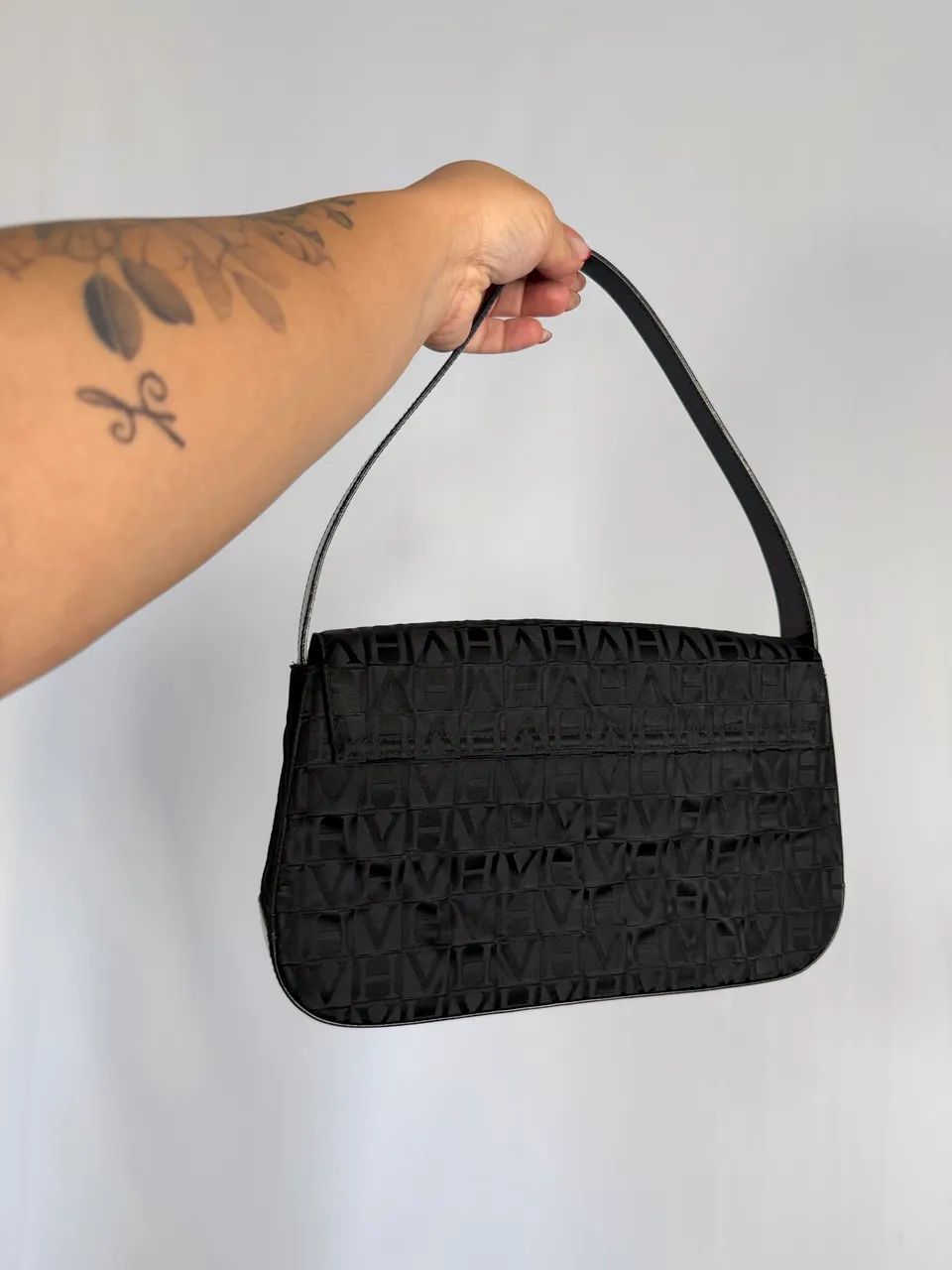 Bolsa monograma Victor Hugo laço - Foto 4