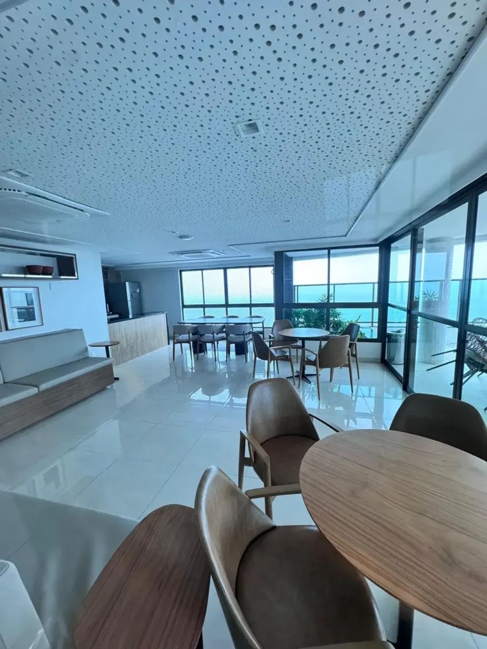 SOFISTICAÇÃO, MODERNIDADE E O PRIVILÉGIO DE VIVER A 100 METROS DO MAR NO PINA