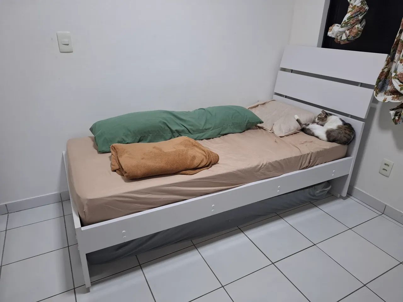 Cama de solteiro de madeira, semi nova - Foto 2