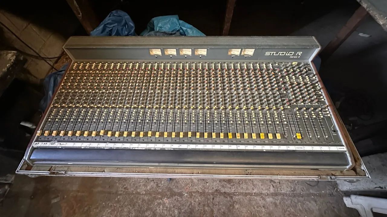 Mesa de Som STUDIO R Série 4
