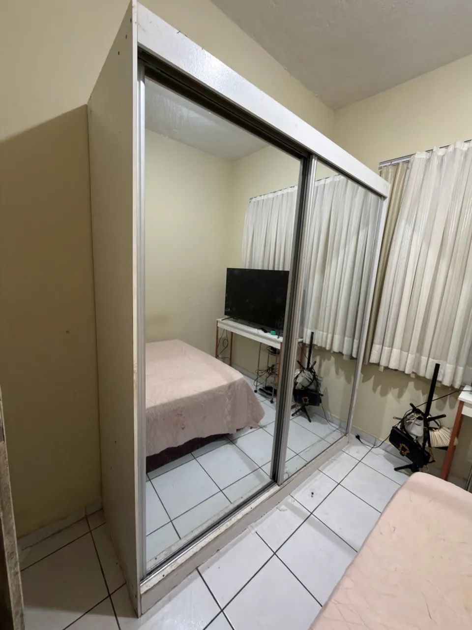 Guarda roupa com portas de correr com espelho 