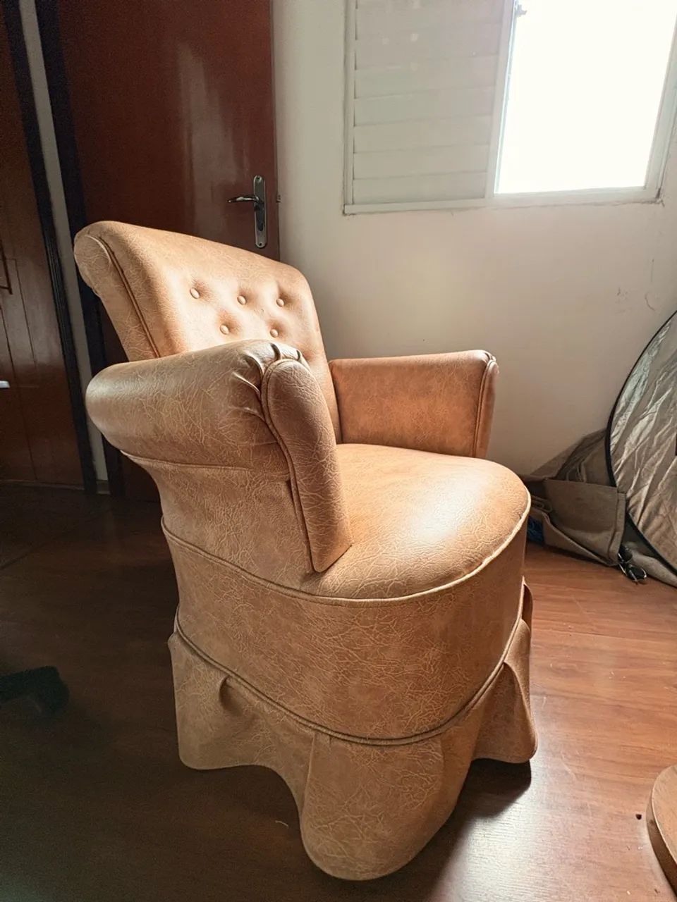 Poltrona Clássica Vintage Bege Estofada com Braços - Foto 3