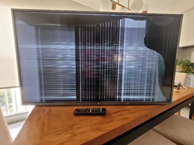 Smart TV LG 43UJ6525 de 43 polegadas com resolução 4K Ultra HD - Tela trincada - Foto 2