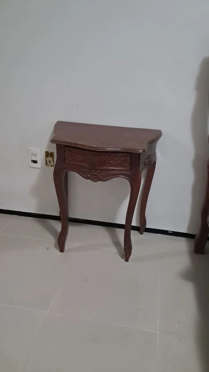 Mesa de cabeceira em madeira trabalhada