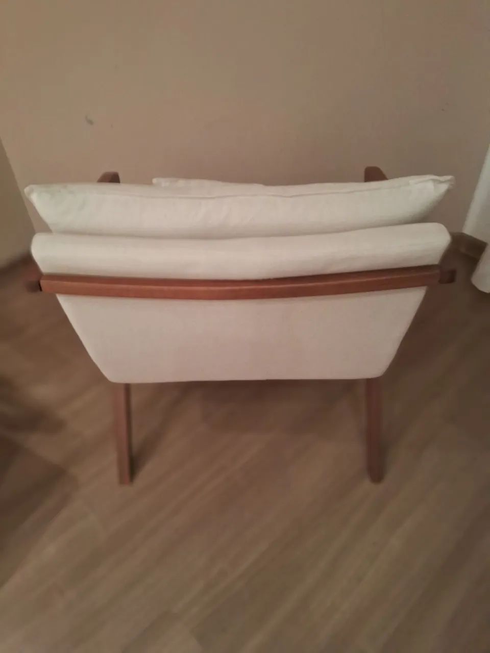 Poltronas com braço de madeira semi novas lindas - Foto 3