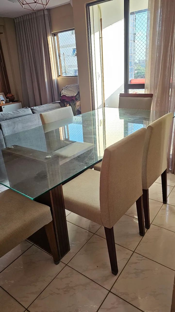 Mesa com tampo de vidro e 5 cadeiras 