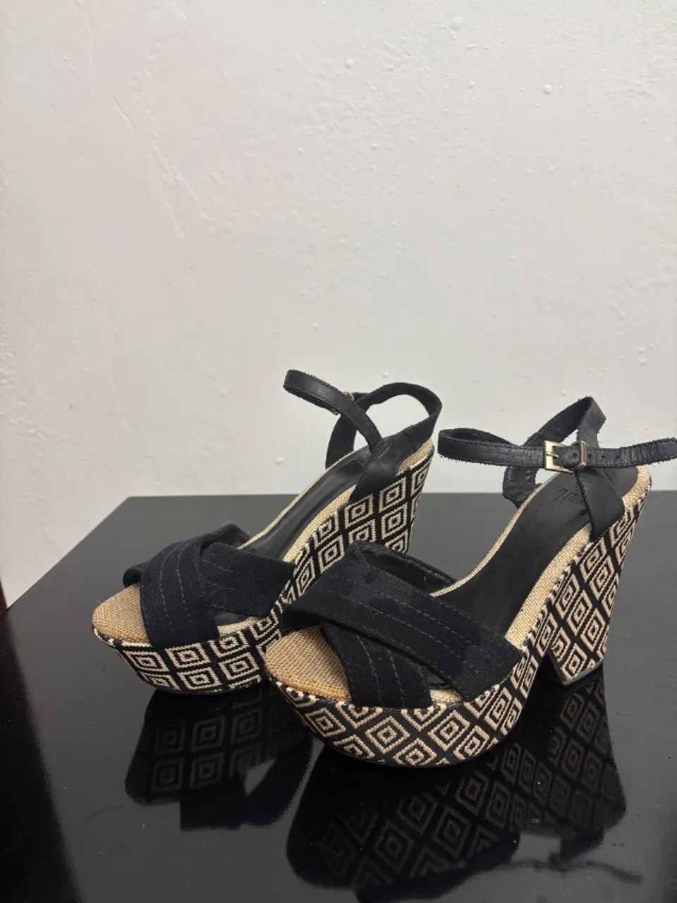 Sandália com detalhes geométricos - Foto 3