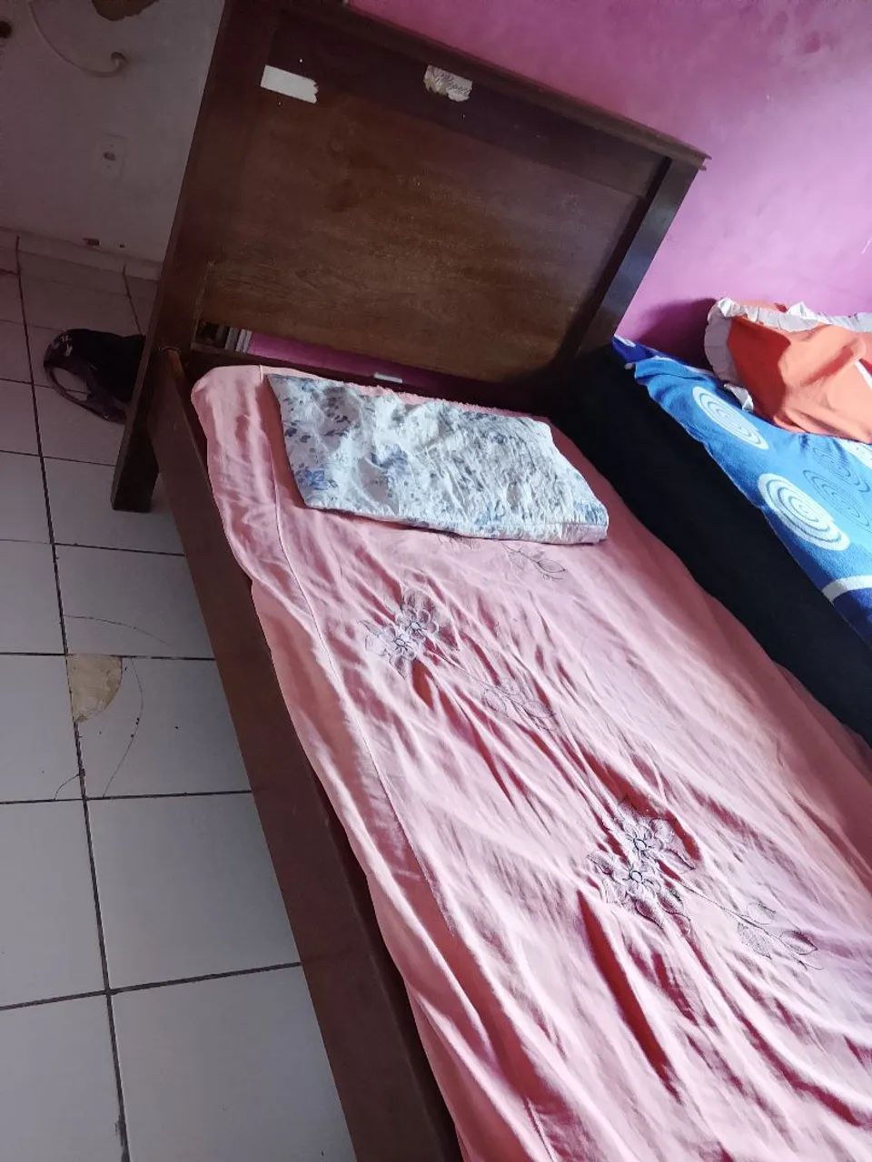 Cama de solteiro em madeira 