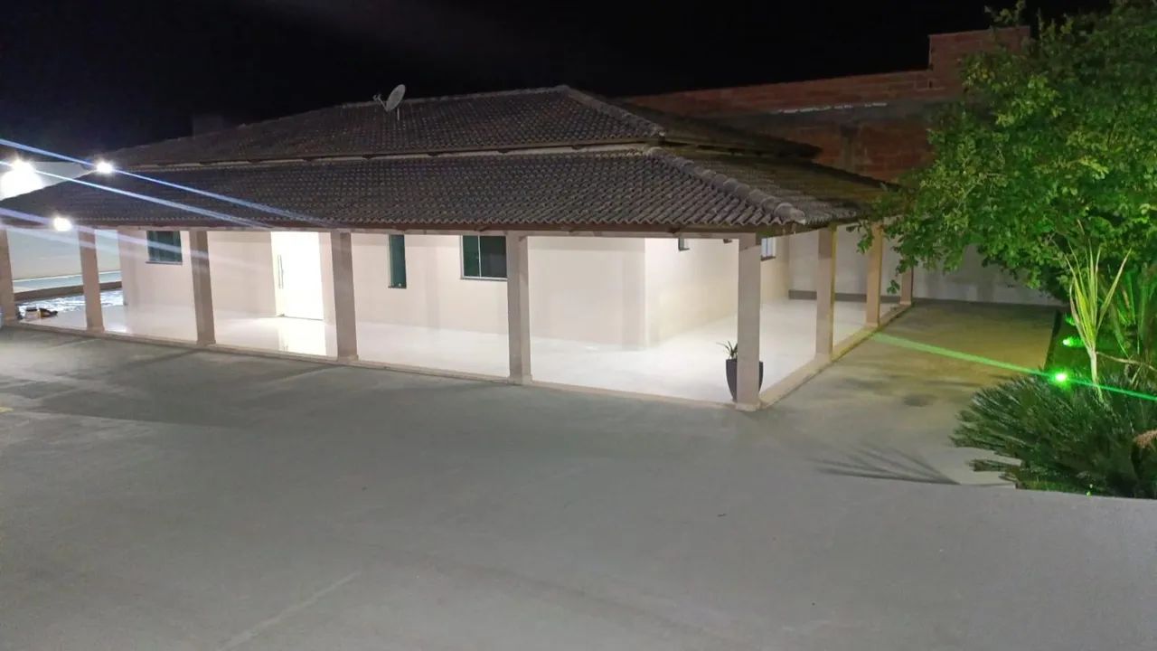 Vende-se casa de alto padrão.