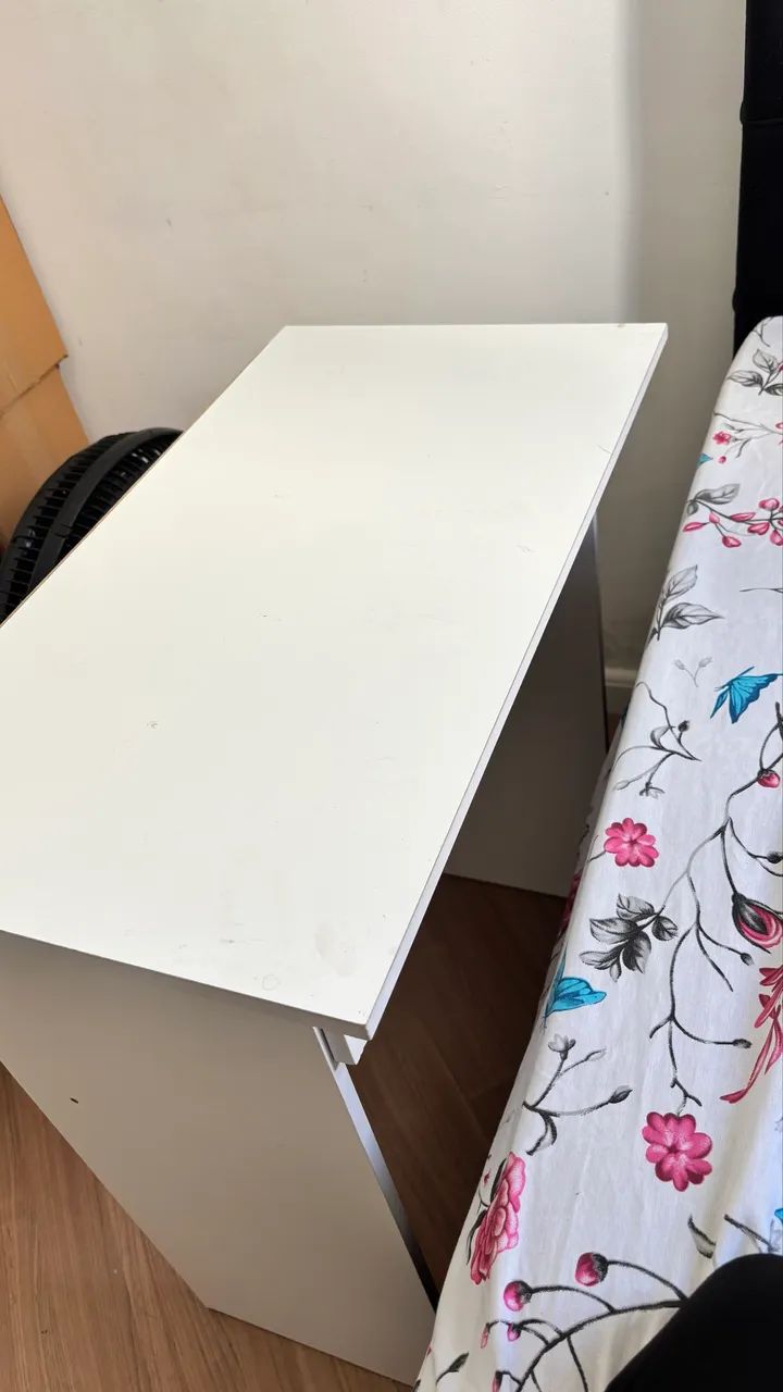 Escrivaninha com gaveta 