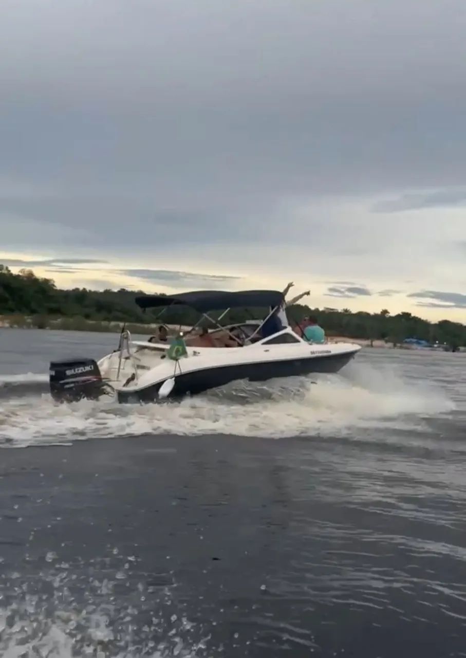 Lancha com 23 pés 
