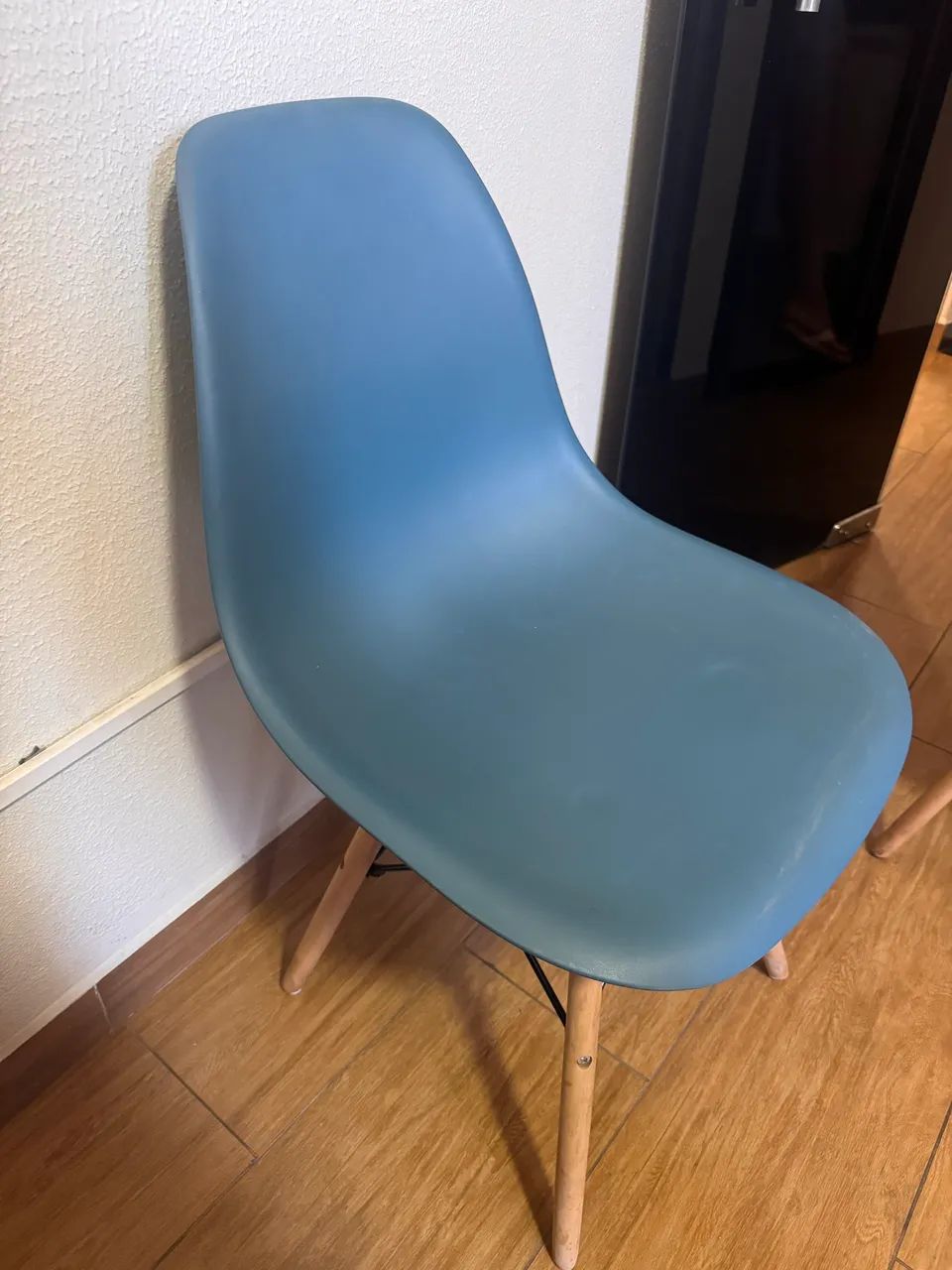 Kit com 2 cadeiras Eiffel azul, com design moderno e elegante.