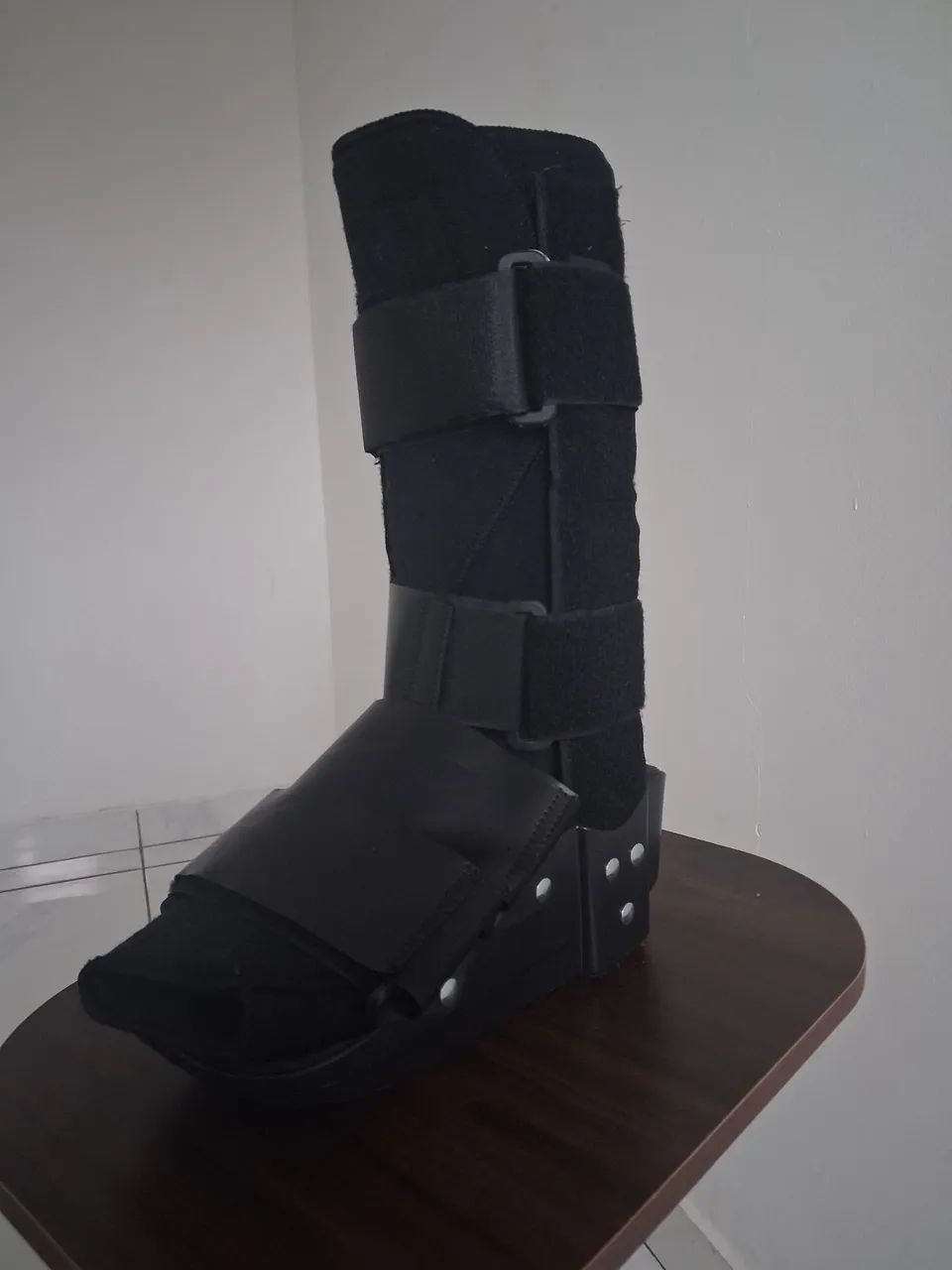        Vende-se bota ortopédica