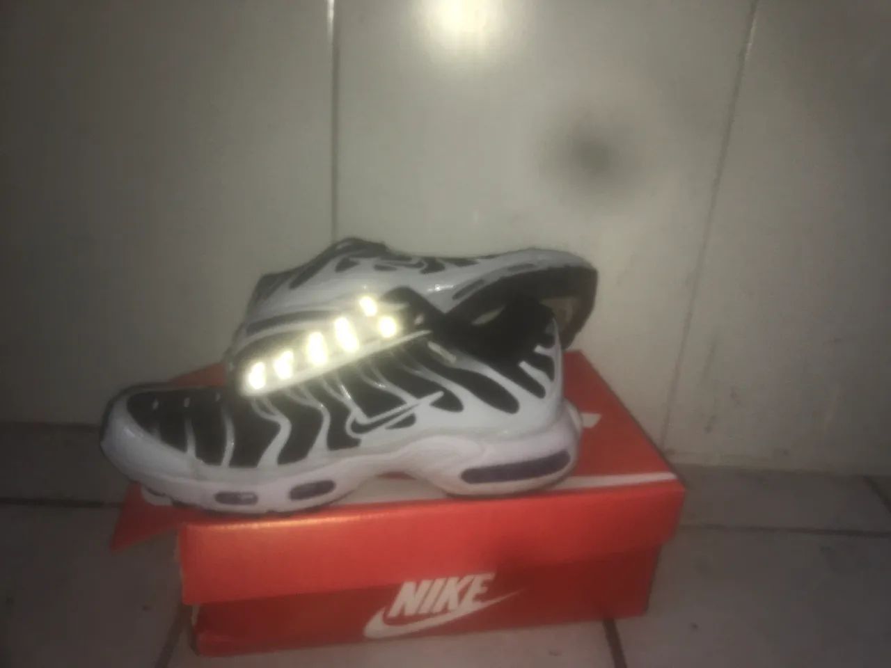 Tênis tn branco e preto 