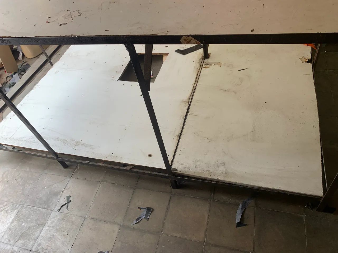 Mesa de corte com suporte 