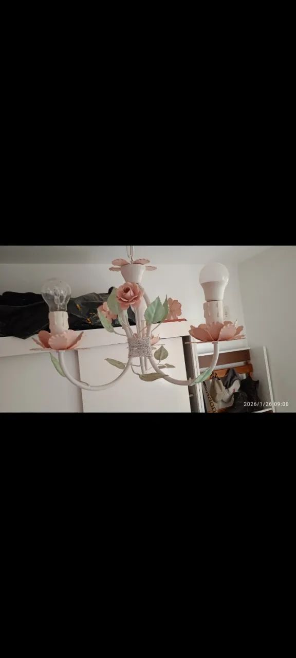 Cama , colchão, e lustre.