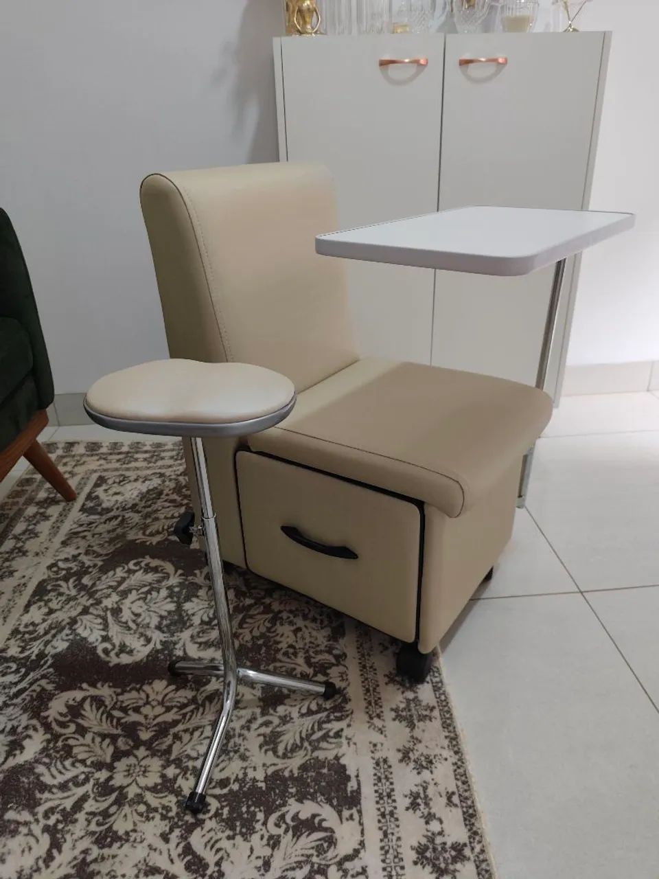 Vendo cadeira de manicure nova - Foto 2