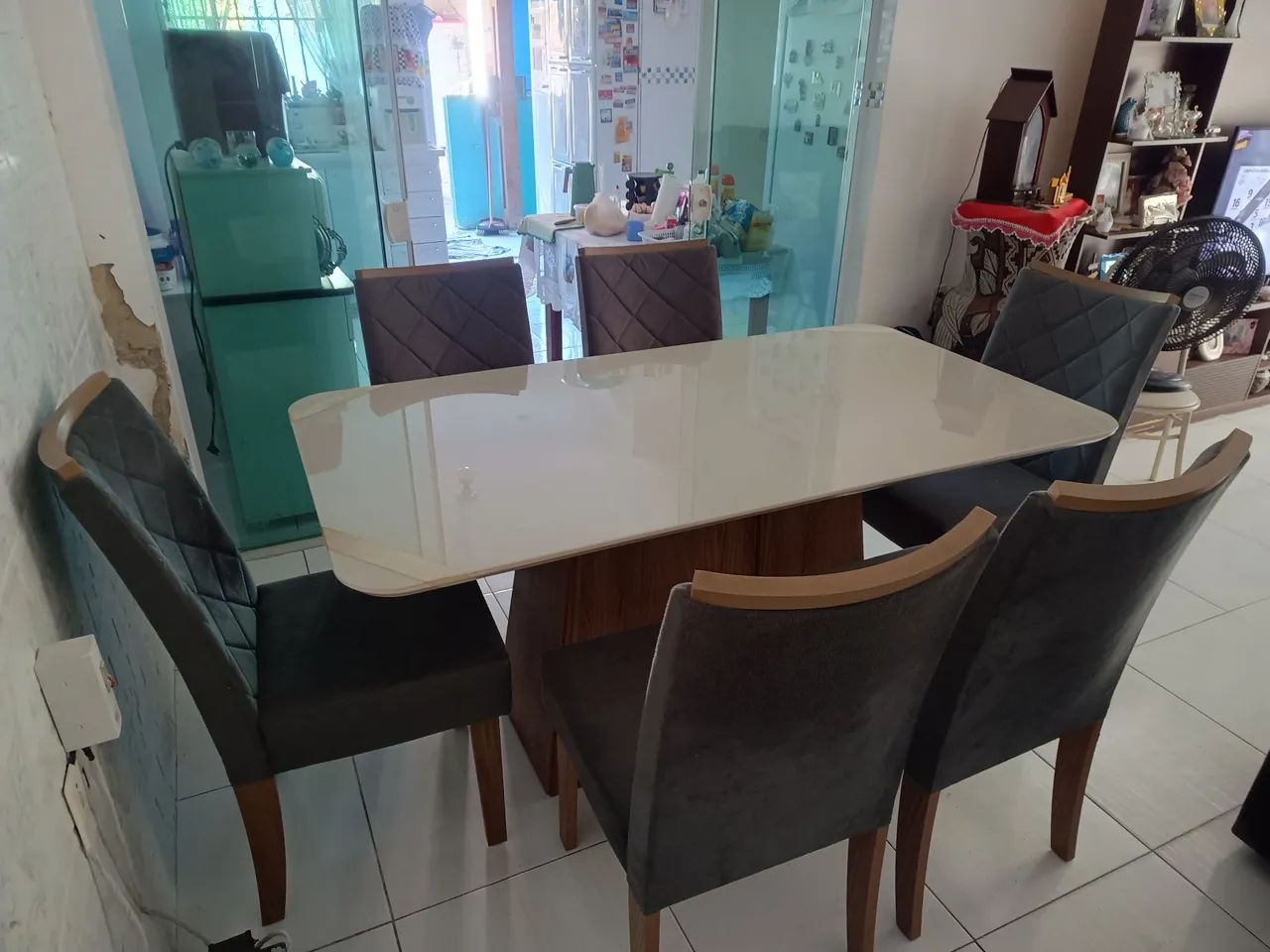 Mesa de jantar com seis cadeiras forradas e macias. - Foto 3