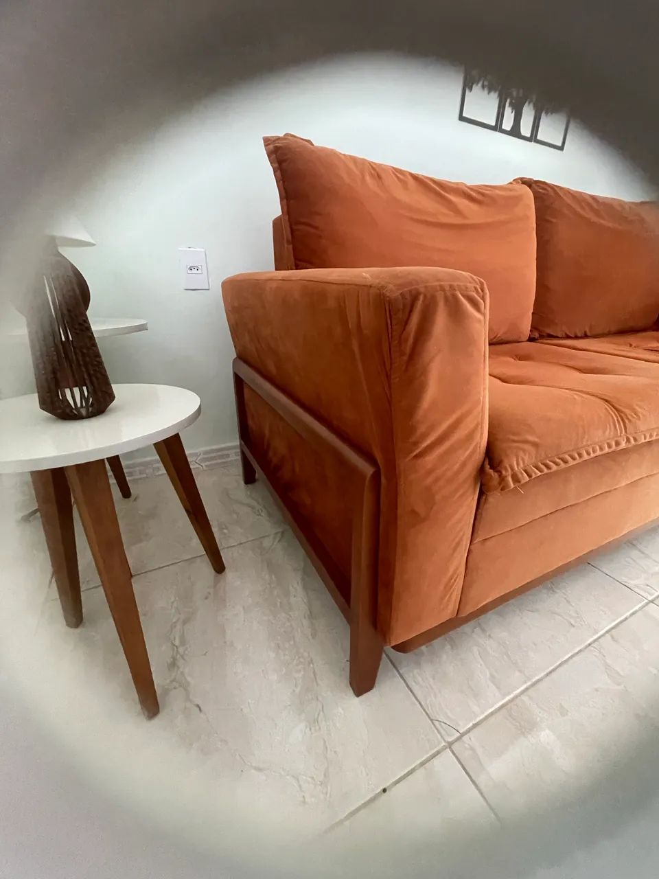 Sofá Veludo com madeira decorativa  - Foto 2