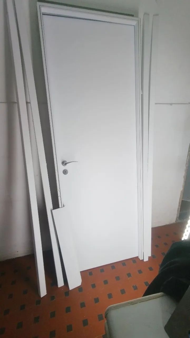 Porta com batentes e guarnições 