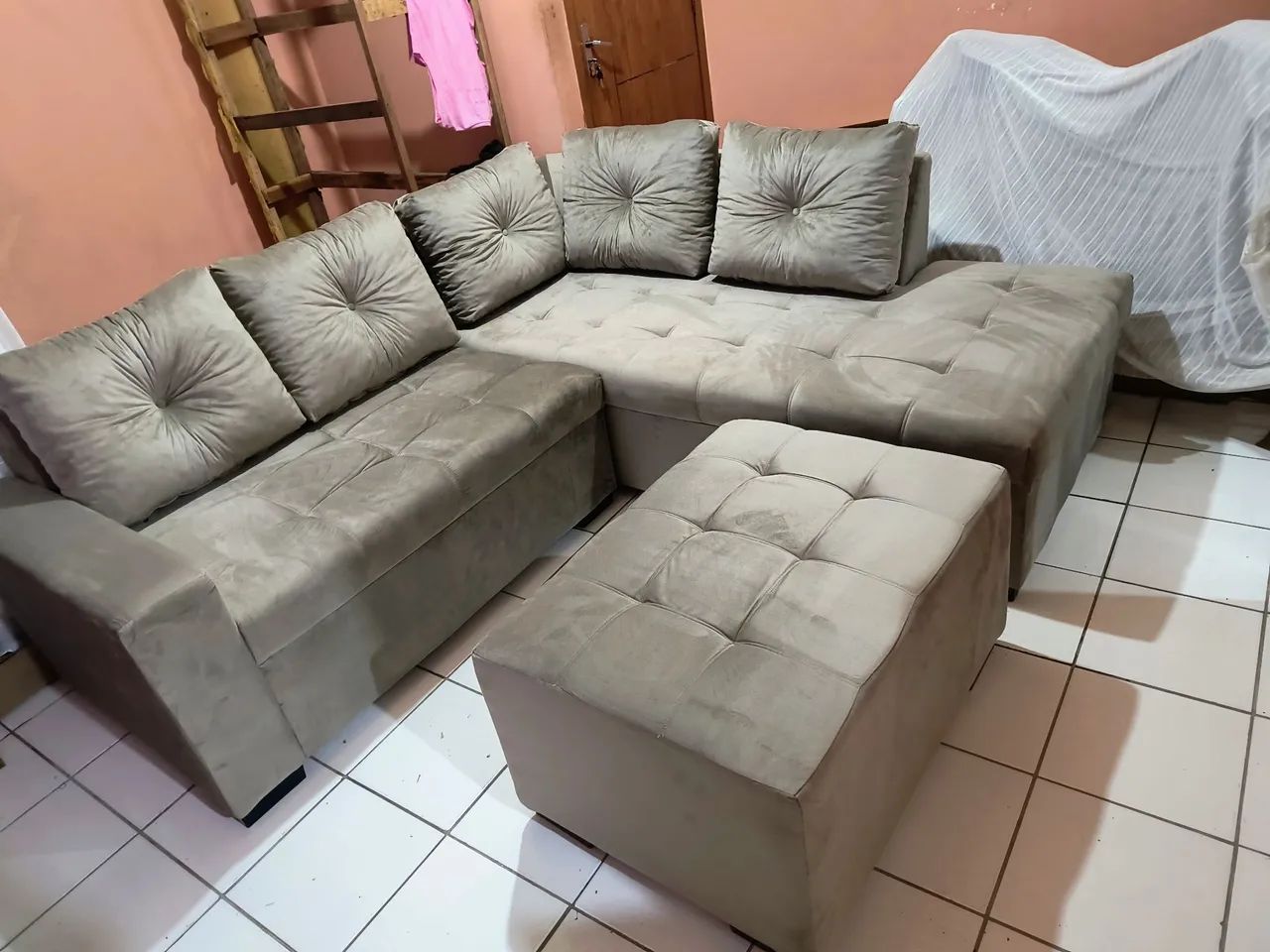 Sofá novo com chaise e puff - Foto 4