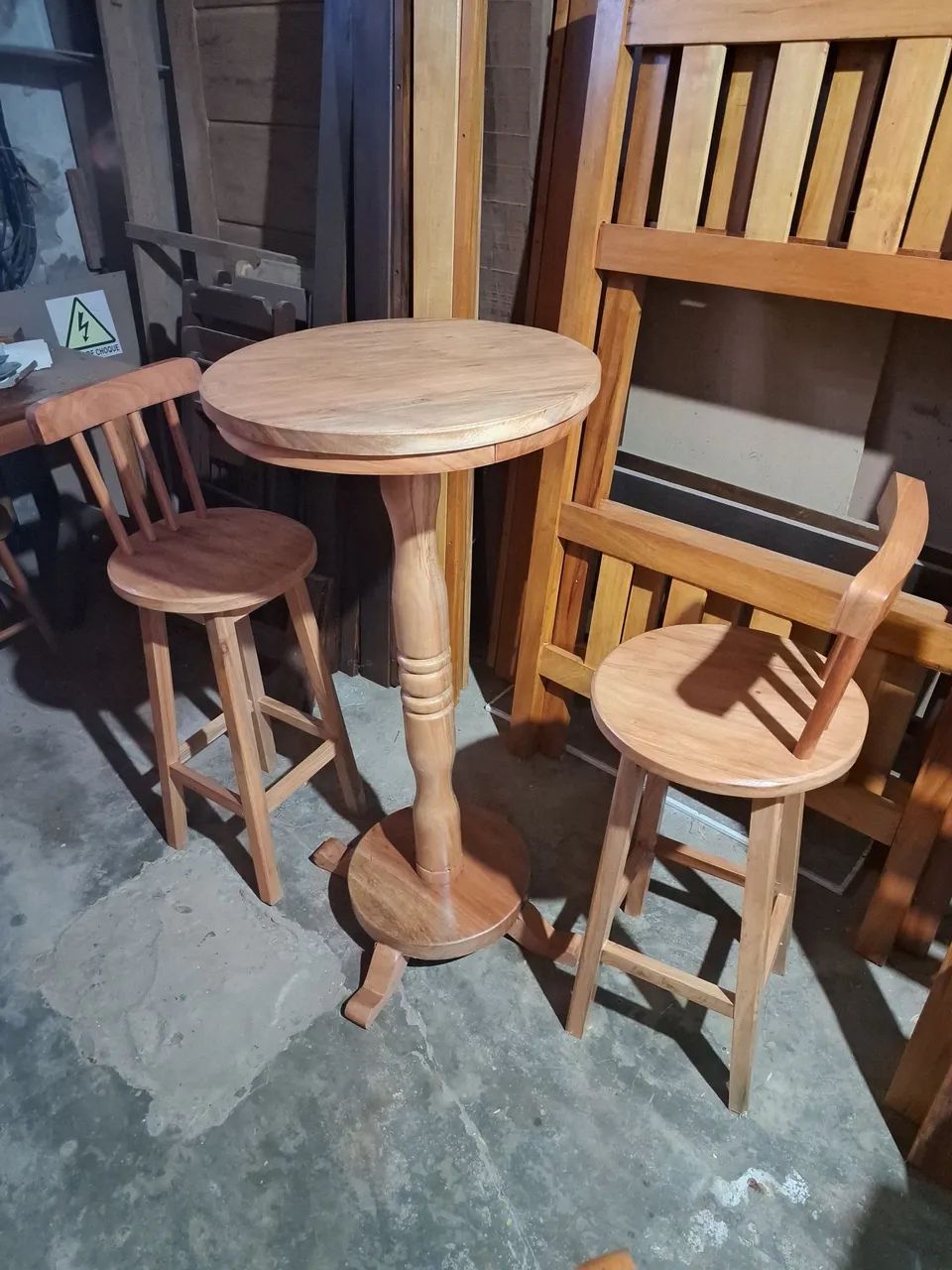 Conjunto de mesa bistrô com base torneada e 2 bancos altos de madeira  - Foto 4
