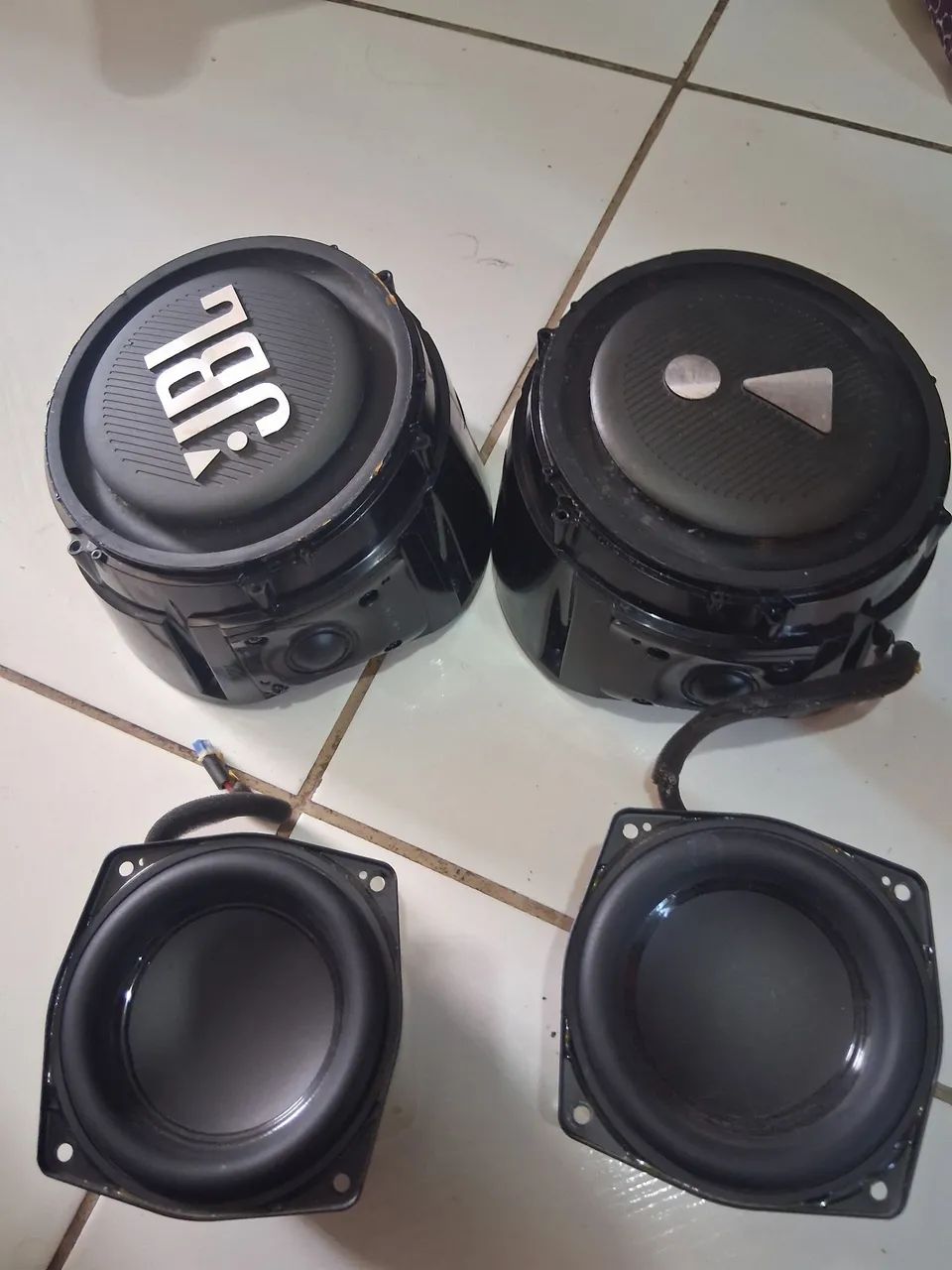 Carcaça da jbl 2 com os 4 fones funcionando perfeitamente 