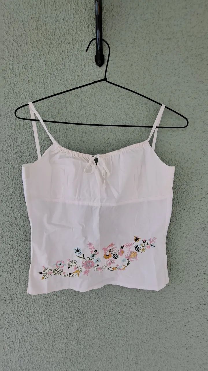 Blusa de alça branca bordada