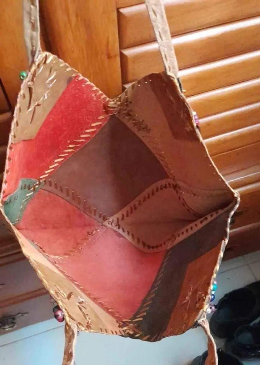 Bolsa Folk Artesanal de couro. - Foto 3
