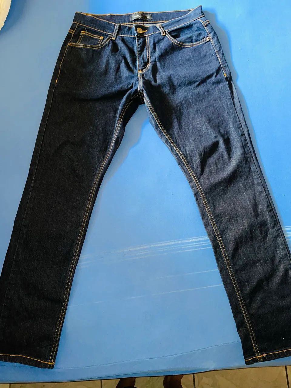 calça jeans escura
