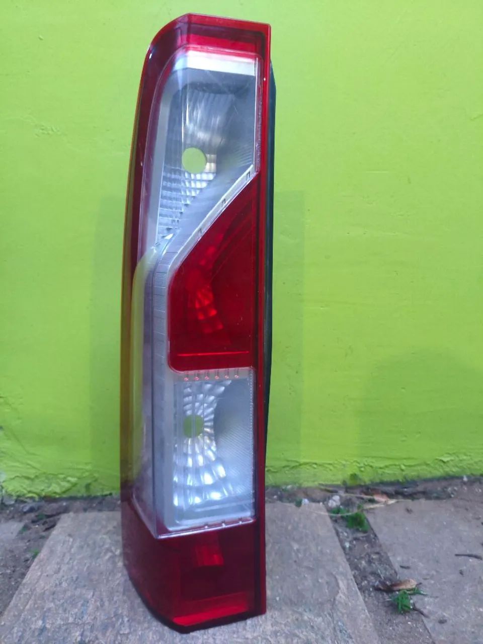 Lanterna traseira esquerda Renault Master