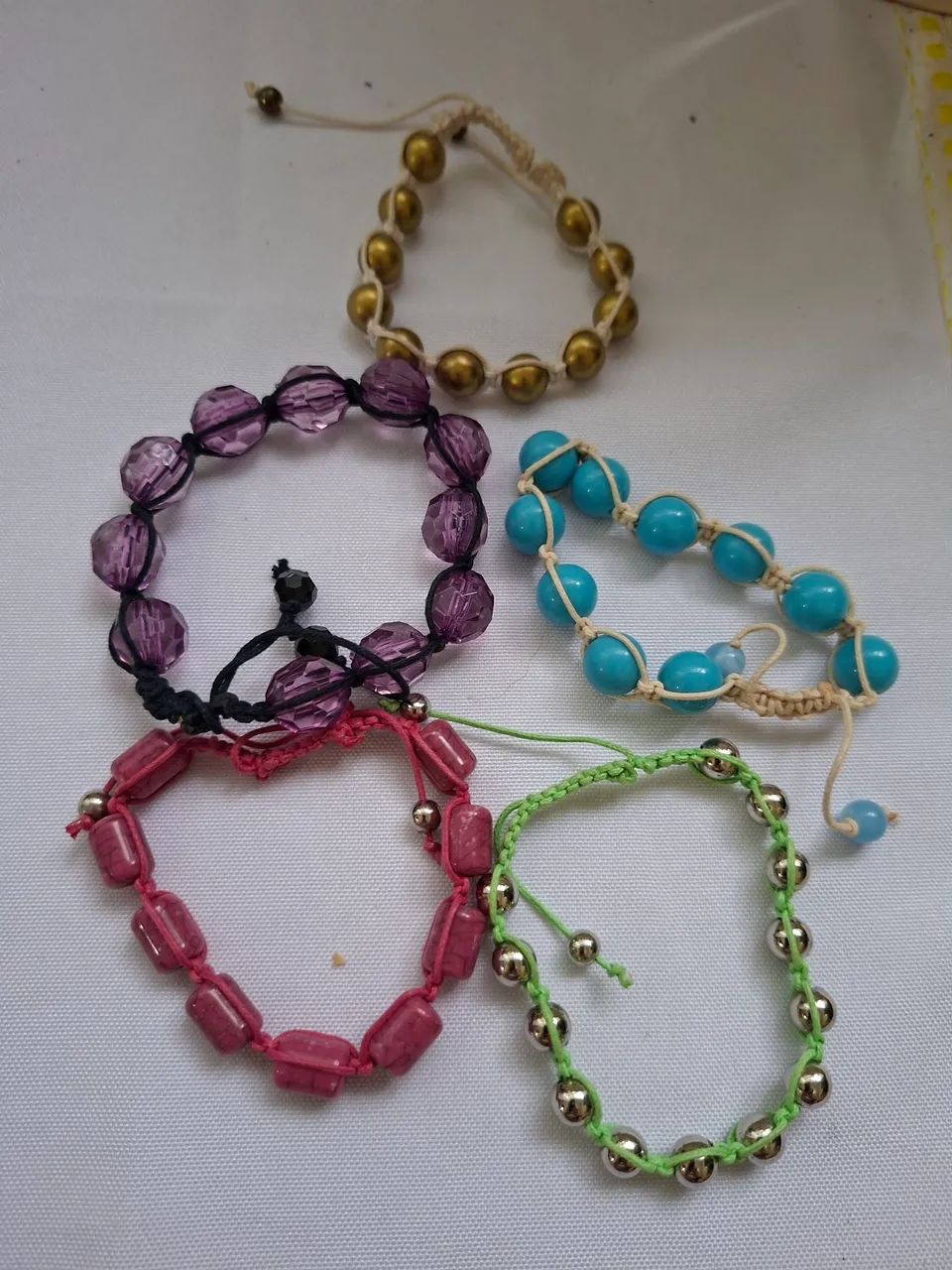 Pulseiras em macramê com contas diversas. - Foto 3