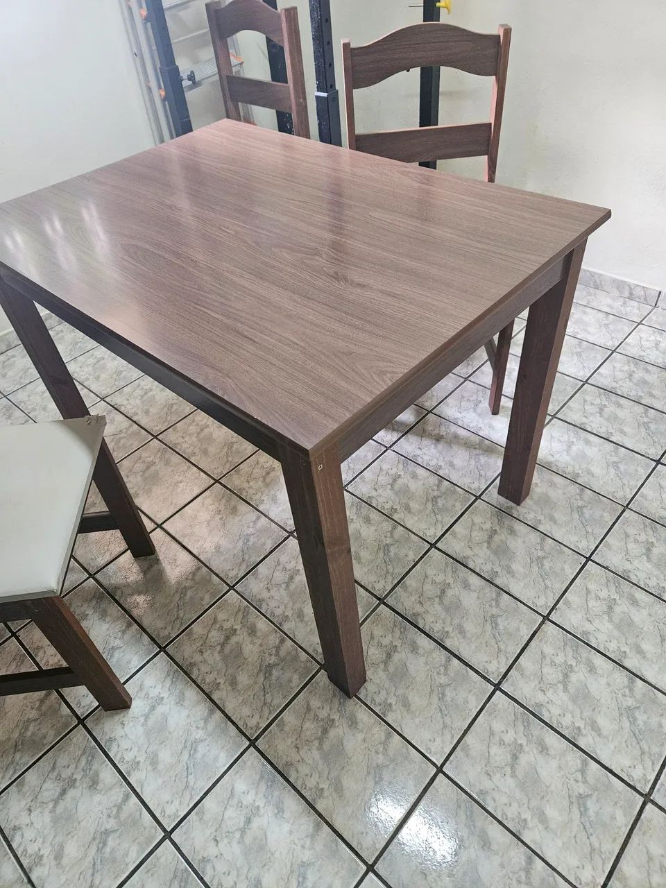 Mesa De Jantar Com 4 Cadeiras - Compacta e Amadeirada (1,05m) - Foto 4