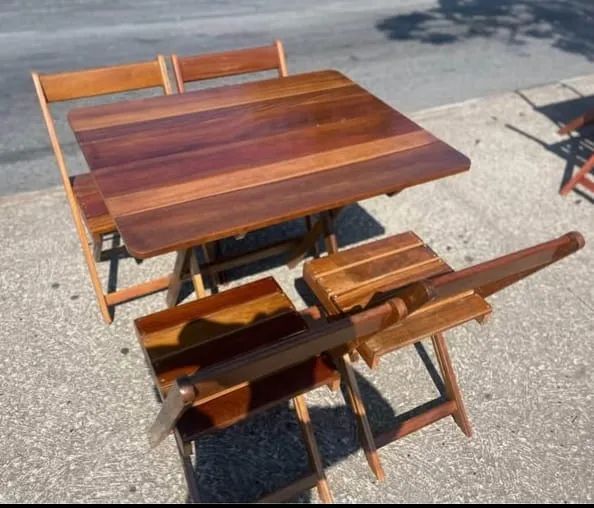 Mesa de madeira nobre top ipê 90x70 com 4 cadeiras resistentes a chuva e sol