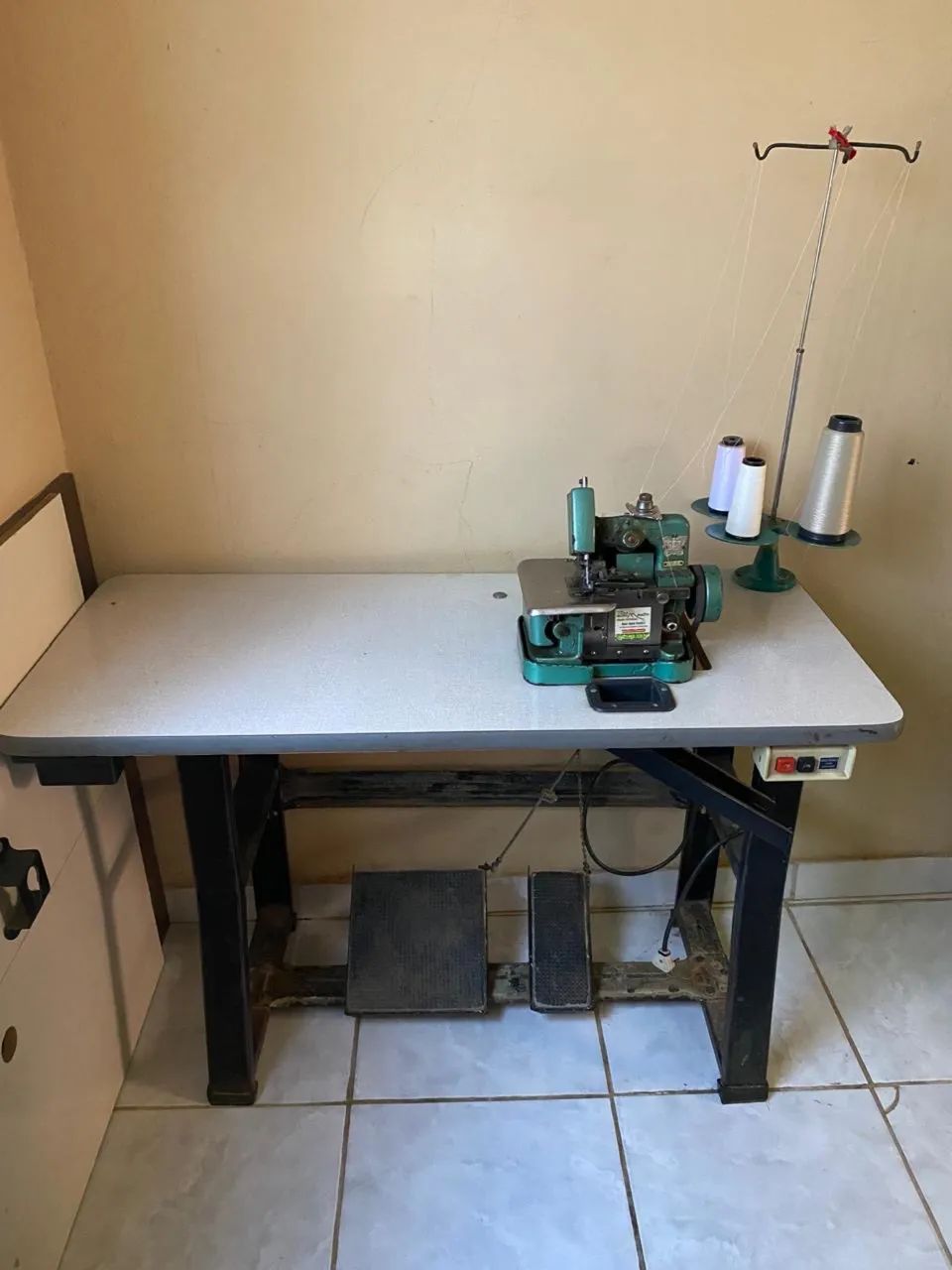 Máquina overlock semi industrial com mesa 