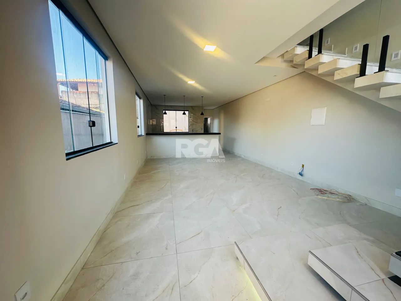 CASA COM 3 QUARTOS (1 SUÍTE) E 4 VAGAS  CANAÃ - Foto 2