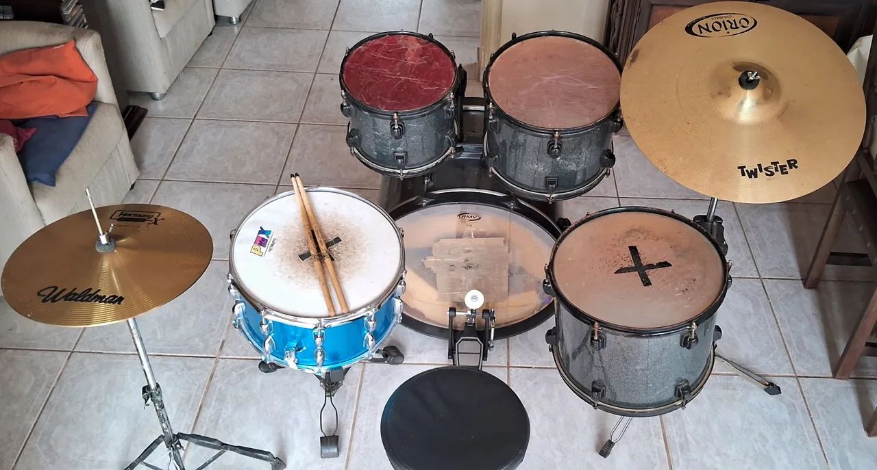 Bateria completa com pratos Só 1400 - Foto 5