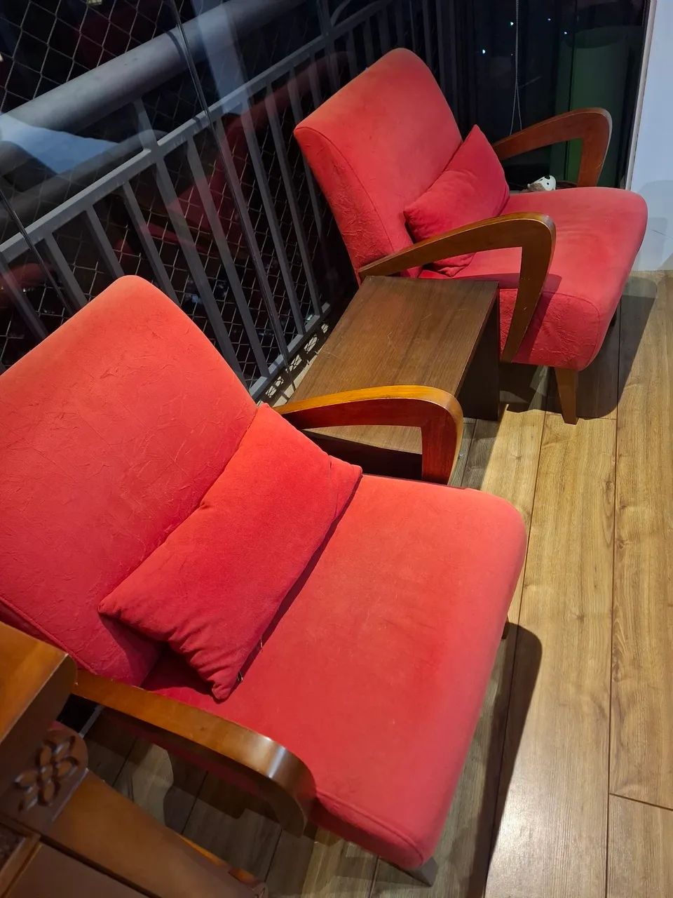Poltronas Retrô em tecido com braços e estruturas reforçadas de madeira naciça469163566401464321